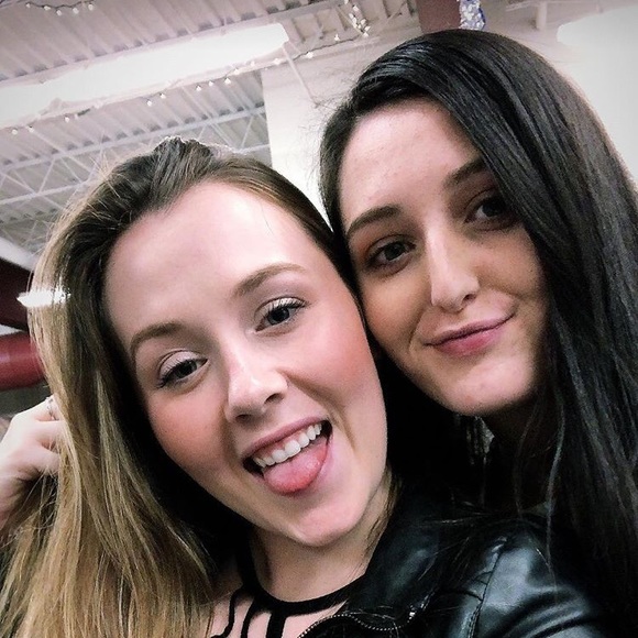 Meet your Posher, Nicole - Picture 1 of 3